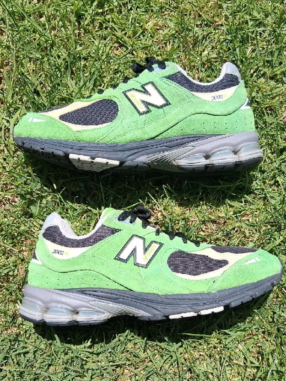 New Balance Men’s Green and Black 2002R Suede Mesh Sneakers - Picture 6 of 13